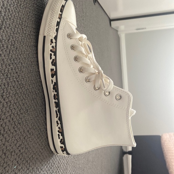 Selling brand new converse, hardly worn and in good condition. Worn twice. - Picture 2 of 8